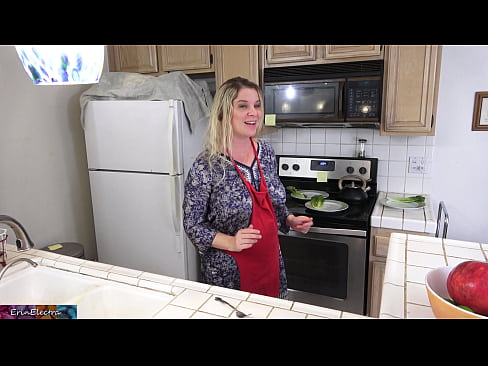❤️ Matrigna che lo munge in cucina prima del suo appuntamento Fottutaal it.tube-sexer.ru ❌️
